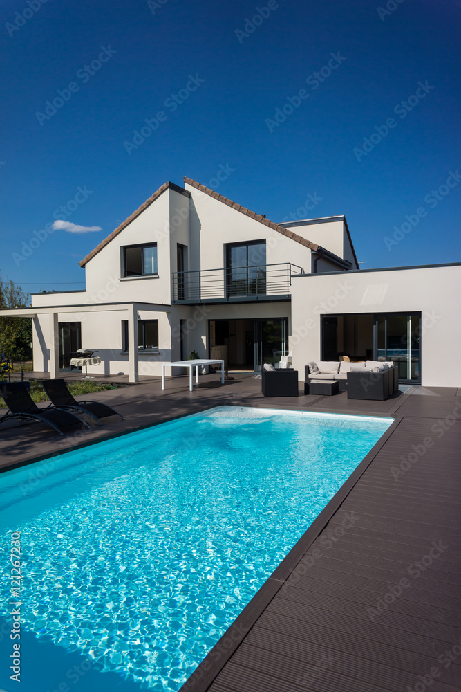 Fototapeta premium jolie villa avec piscine