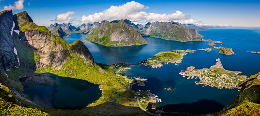 Papier peint photo Lofoten Sommet du Reinebringen aux Lofoten  © JoranJohnsen