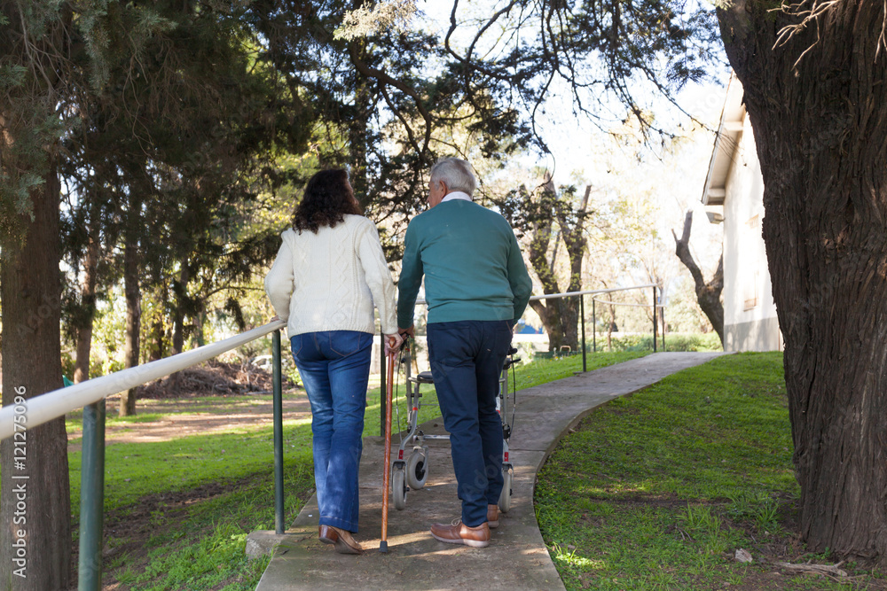 Obraz premium Elder people walking on the park