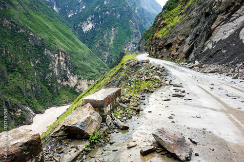 Felssturz; Strasse durch die Tigersprungschlucht, Yangtse, China photo