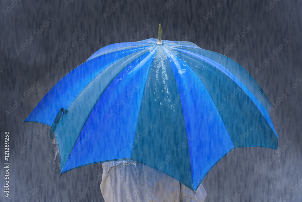 parapluie bleu sous la pluie Stock Photo | Adobe Stock