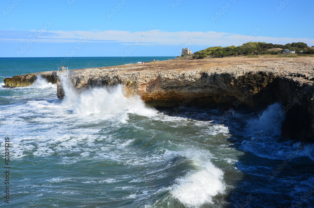 Felsküste mit Brandung am Gargano Felsküste mit Brandung am Gargano