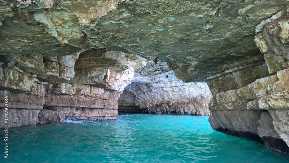 Grotte in einer italienischen Felsküste am Gargano