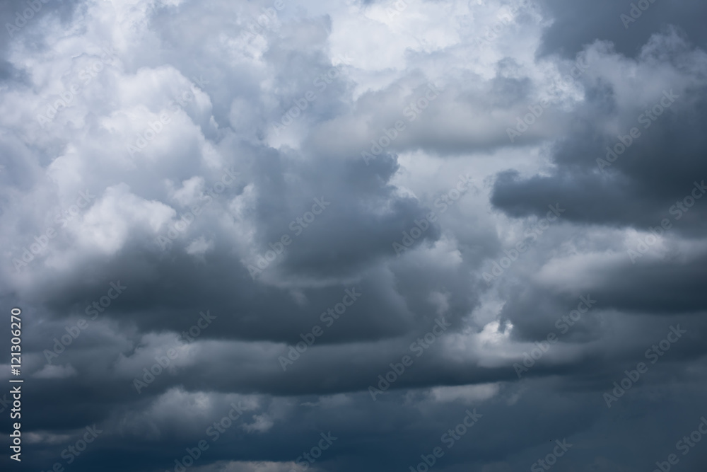 Obraz premium Dramatic dark sky and black clouds before rainy