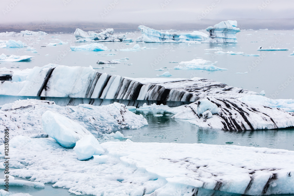 Obraz premium Jokulsarlon is a large glacial lake in southeast Iceland