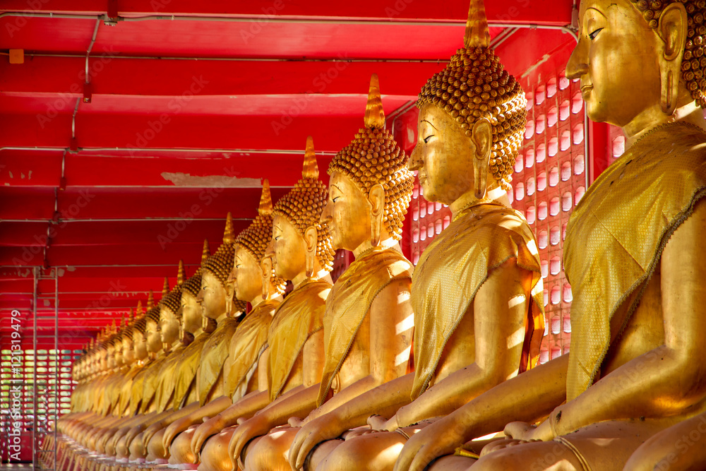 Fototapeta premium Uthai Thani, Thailand - August 28 : Row of golden buddha.Wat Tha