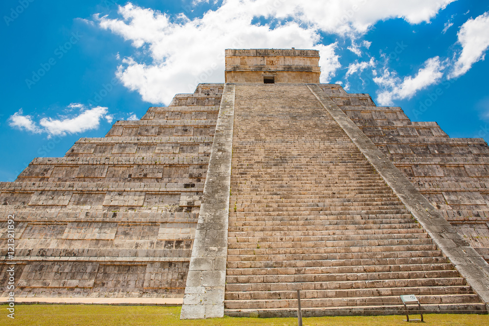 Temple of Kukulkan in Chichen Itza, Yucatan, Mexico Temple of Kukulkan in Chichen Itza, Yucatan, Mexico