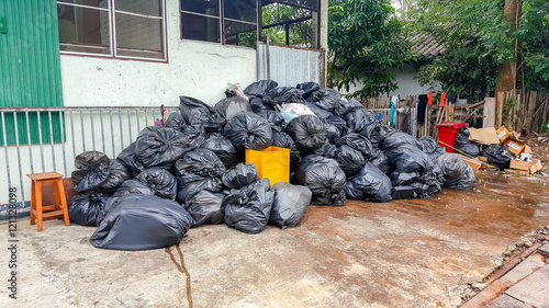 Obraz na płótnie Piles of garbage bags w salonie