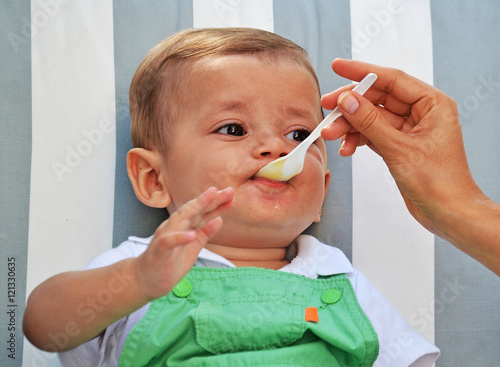 Dando De Comer La Papilla Compota A Un Bebe Stock Photo Adobe Stock