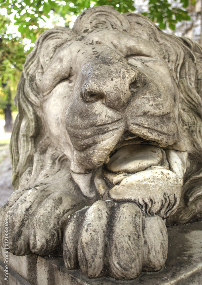 Obraz premium an ancient marble sculpture of sleeping lion