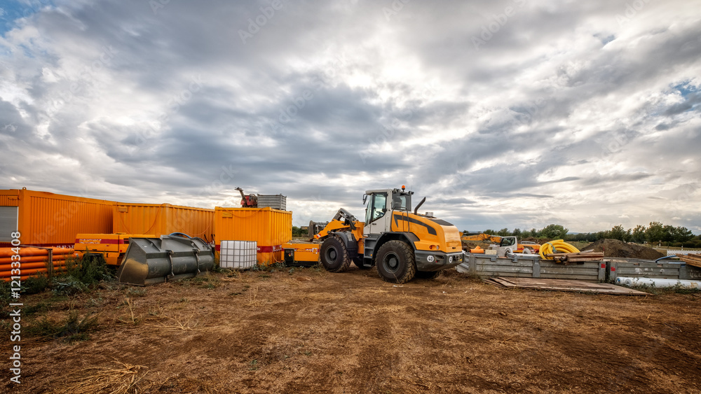 Radlader auf Baustelle mit container Radlader auf Baustelle mit container