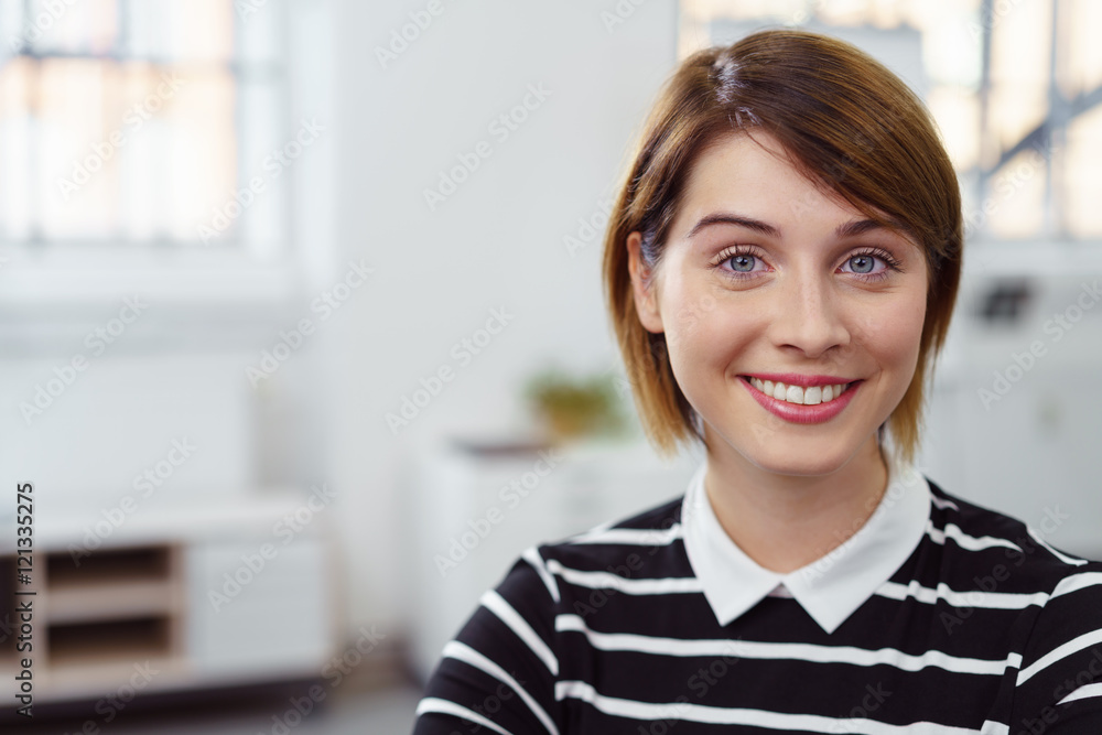 attraktive junge frau attraktive junge frau