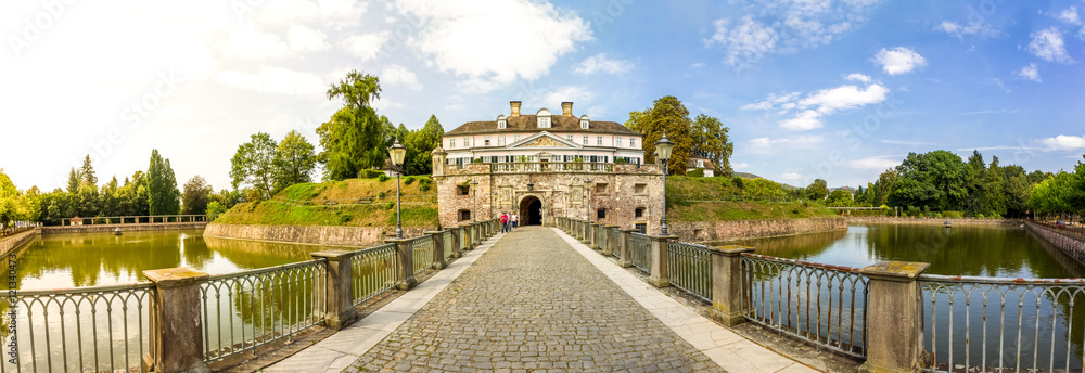 Wunschmotiv: Bad Pyrmonter Schloss mit Wallanlage #121340473