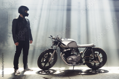 Valokuva biker wearing jeans and leather jacket standing with motorcycle