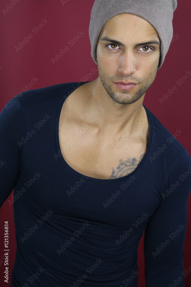 Jeune homme sexy portant un bonnet Stock Photo | Adobe Stock