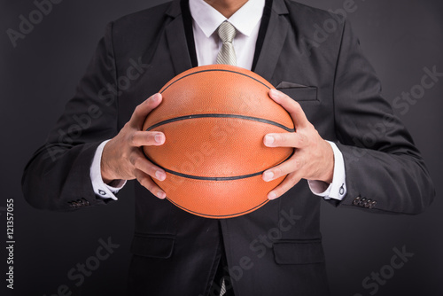 Fototapeta Młoda biznesmena mienia koszykówki piłka