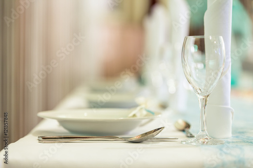 Wasserglas auf festlich gedecktem Tisch