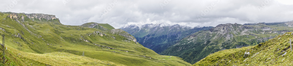 Panoramabild der Hochalpen in Österreich Kärnten mit Almwiesen