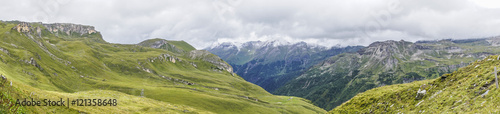 Panoramabild der Hochalpen in Österreich Kärnten mit Almwiesen