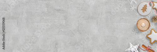 Weihnachtliche Deko mit Schneesternen und Plätzchen - Banner mit Textfreiraum