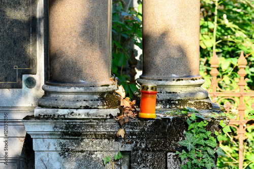 Grablicht vor Marmor-Säulen am Friedhof photo