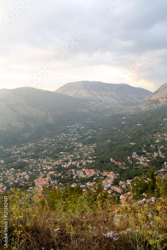 Картината върху платно Cima di montagna verso la vallata incrociata da fiori e pease italiano