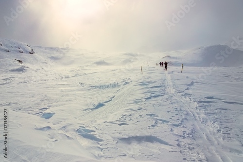 Inverno, montagna innevata con escursionisti