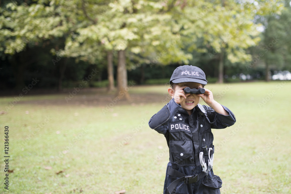 双眼鏡で遠くを見る警察の衣装を着た女の子 双眼鏡で遠くを見る警察の衣装を着た女の子
