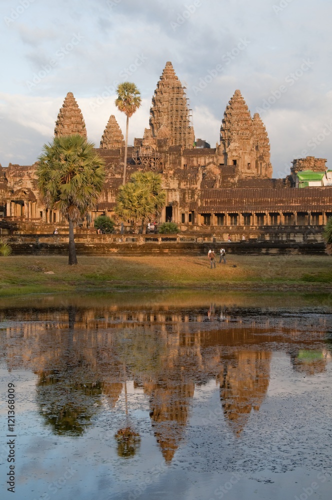Obraz premium Angkor Wat Temple near sunset looking across the Southern Reflecting Pool. Angkor Temple Comples, Siem Reap, Cambodia, Asia