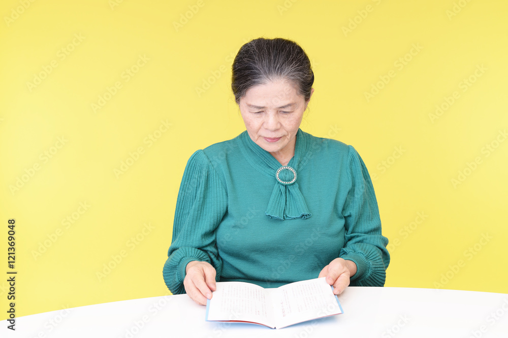 読書を楽しむ年配者 読書を楽しむ年配者