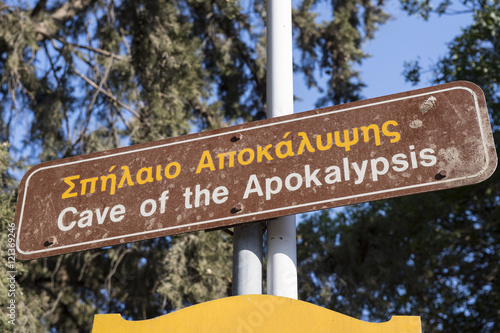 Wegweiser zur Apokalypsehöhle auf der Insel Patmos, Griechenland