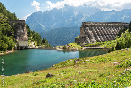 Diga del Gleno con lago