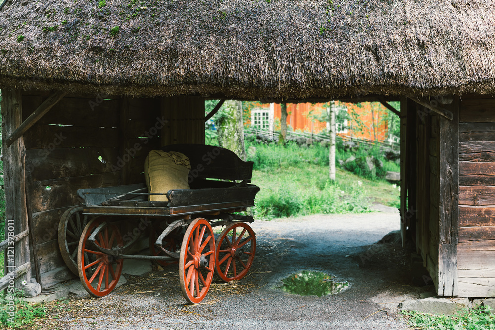 Obraz premium Old wooden wagon in village