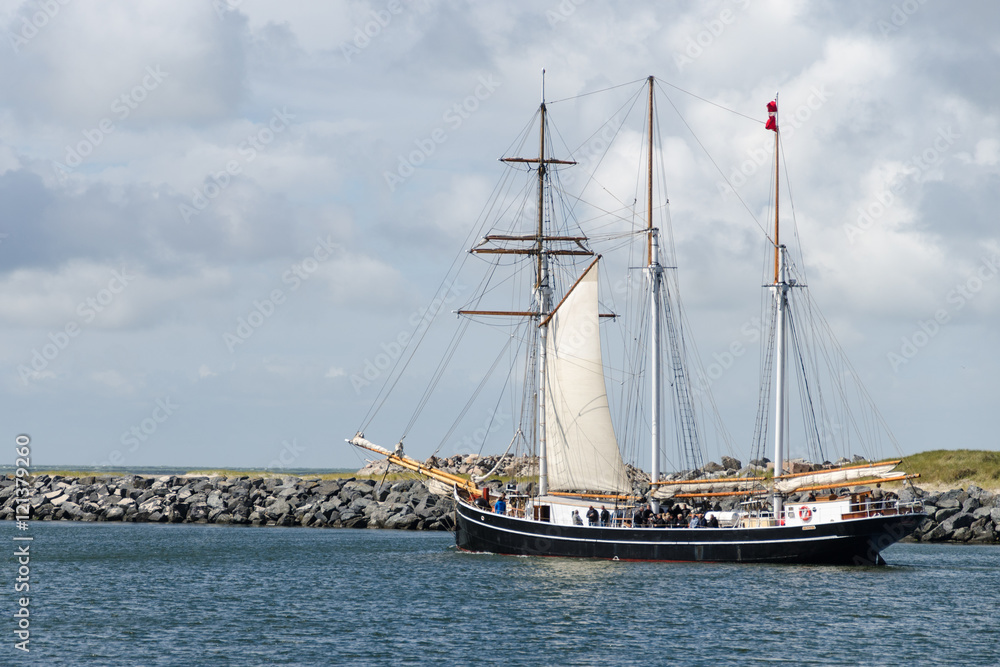 Segelschiff im Hafen von Hvide Sande / Dänemark