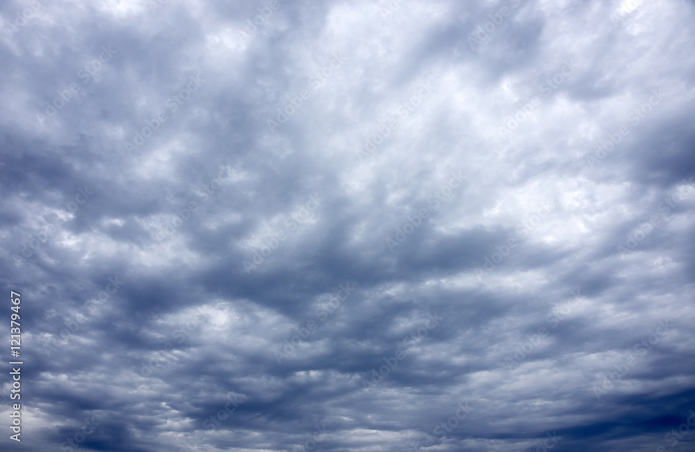 Obraz premium Background of dark clouds before a thunder-storm