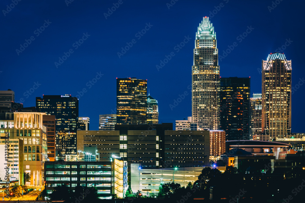 Obraz premium View of the skyline of Uptown at night, in Charlotte, North Caro
