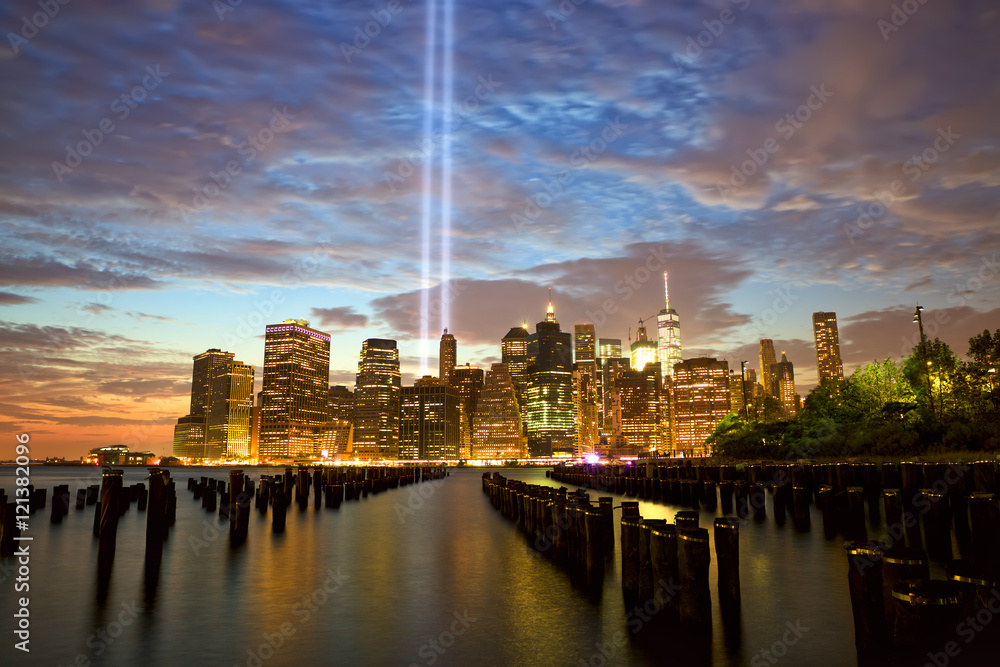 Naklejka premium Panoramę Nowego Jorku na Manhattanie z hołdem w świetle