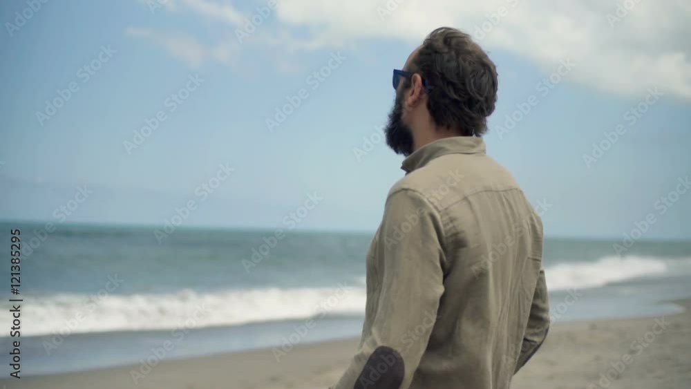 Young man enjoying sunny day on beach
Young man enjoying sunny day on beach
