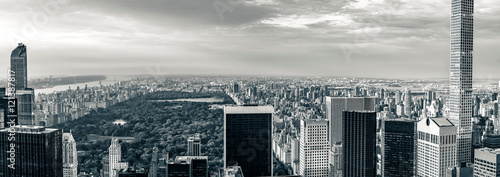 Panorama miasta z widokiem na panoramę Central Parku w Nowym Jorku, widziana z budynku Rockefellera „Top of the Rocks” przed letnim zachodem słońca.