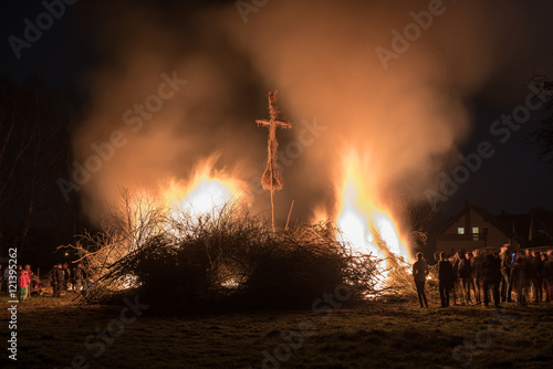 Brennendes Osterfeuer in der Lausitz