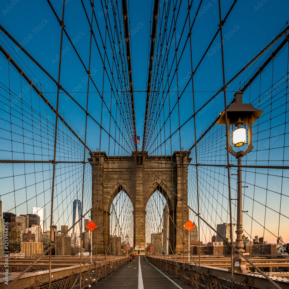 Naklejka premium Brooklyn Bridge w Nowym Jorku o świcie