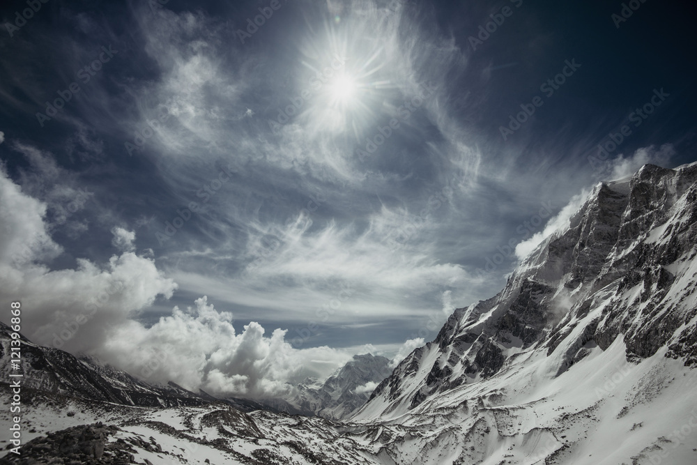Obraz premium Mountains in evening cloudy sky