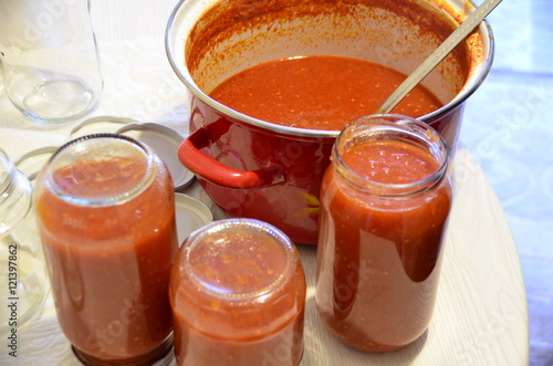 Ev yapımı domates sosu