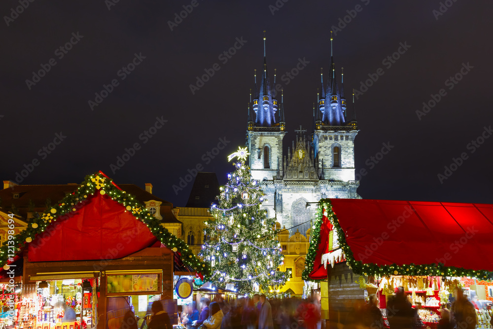 Obraz premium Old Town Square with Christmas tree and fairy tale Church of our Lady Tyn in the magical city of Prague at night, Czech Republic