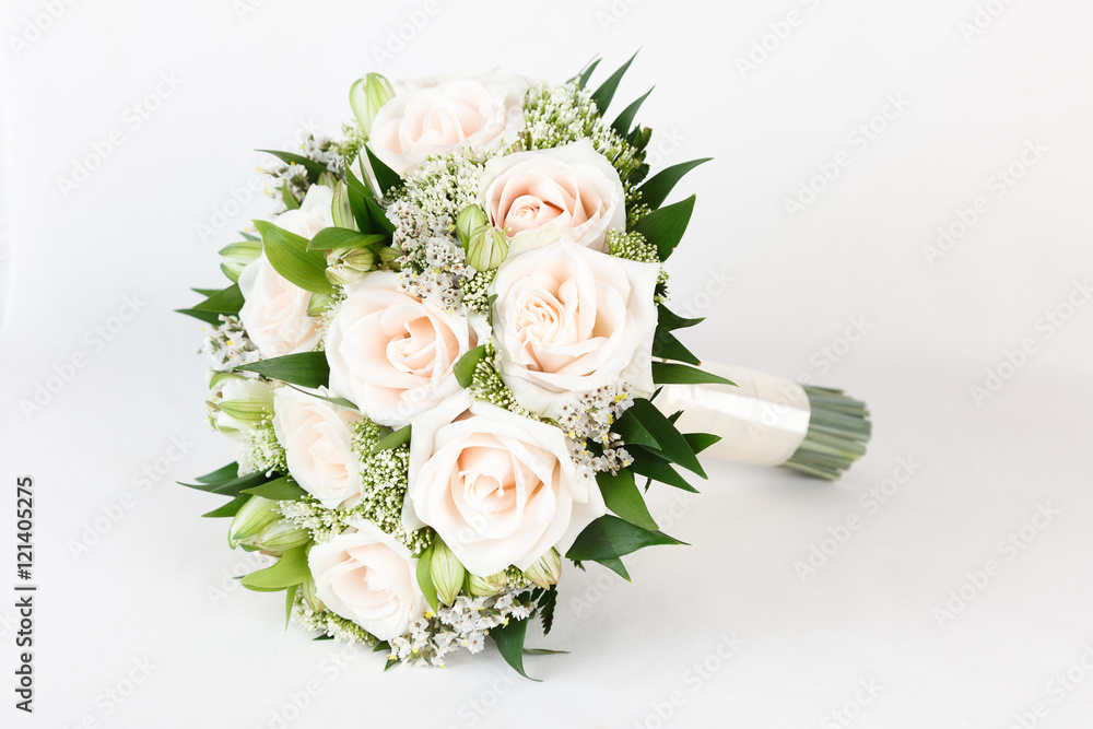 Fototapeta premium Bukiet ślubny w kolorze kości słoniowej i zieleni z różami i kwiatami alstremerii