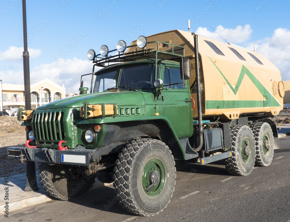 Reconstructed four wheel truck adapted as a ultra safe motor hom Reconstructed four wheel truck adapted as a ultra safe motor hom
