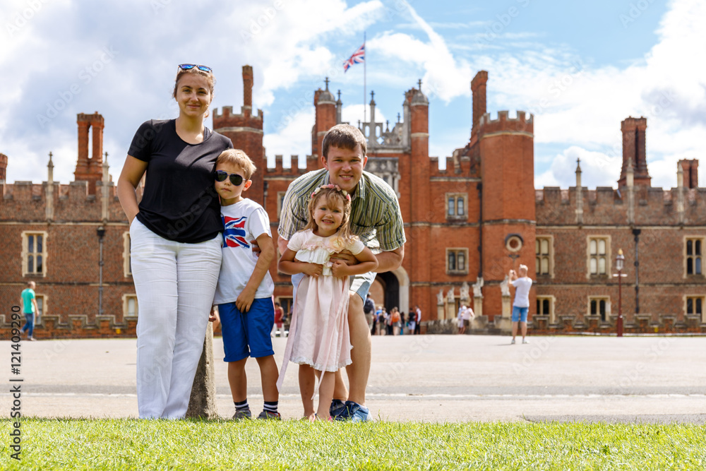 Fototapeta premium Hampton Court in summer day