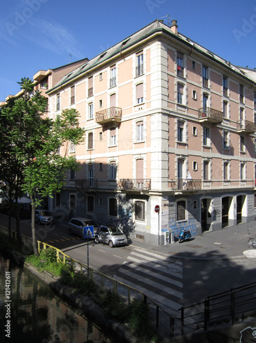 Palazzina in zona Navigli a Milano nel 2013. photo