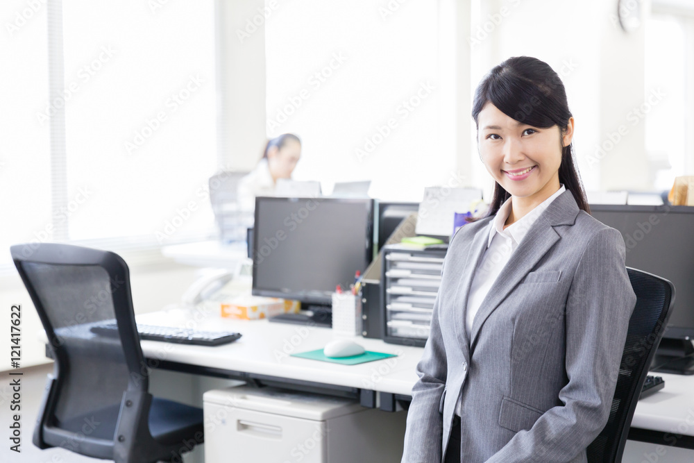 asian businesswomen relaxing in the office