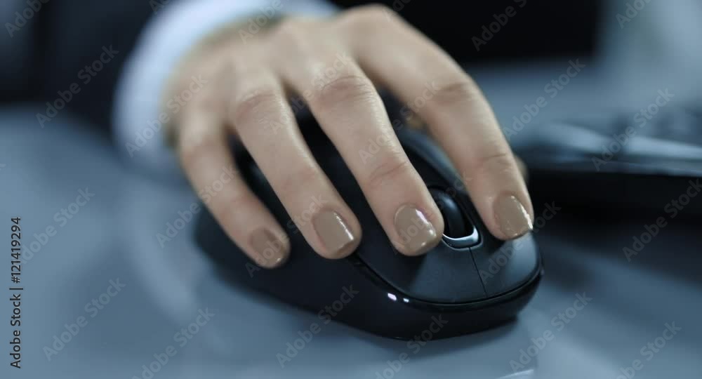 4K: Eine Makro Aufnahme einer jungen weiblichen Hand die eine Computer Maus benutzt. 4K: Eine Makro Aufnahme einer jungen weiblichen Hand die eine Computer Maus benutzt.